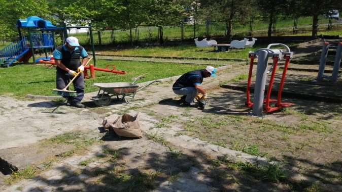 Çocuk oyun gruplarının bakımları yapılıyor