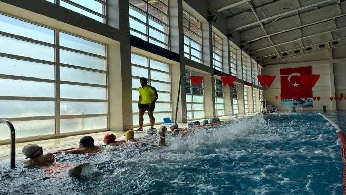 Çocuklar, Darıca Belediyesi ile yüzme öğreniyor