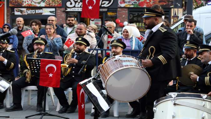 Cumhuriyet Bulvarı Ata’nın sevdiği şarkılarla çınladı