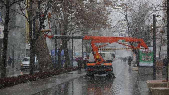 Cumhuriyet Bulvarına kar altında son dokunuşlar