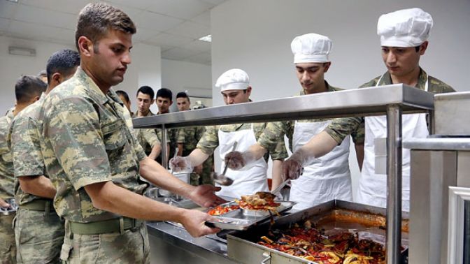 Dağlıca Taburunda asker karavanayı kendisi hazırlıyor