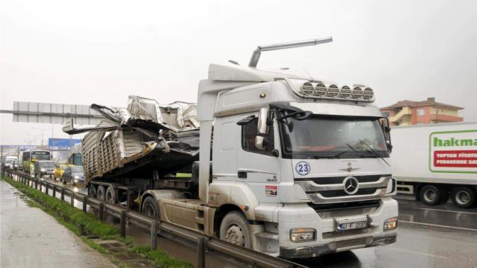 Damperi açılarak, üst geçide çarpan TIRın sürücüsü yaralandı