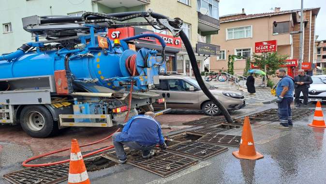 Darıca’da sel olmaması için mazgallar temizleniyor