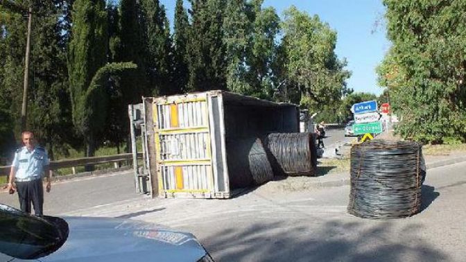 Darıcada Demir yüklü TIR virajda devrildi