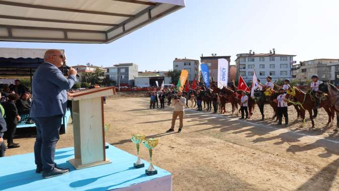 Darıcada Gerçekleşen Cirit Şölenini Binlerce Vatandaş İzledi