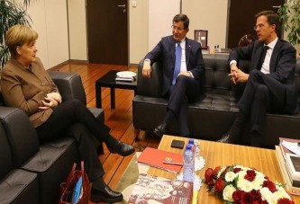 Davutoğlu, Merkel ve Rutte'ye pide ısmarladı