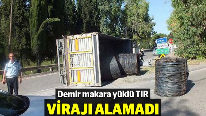 Demir makara yüklü TIR virajı alamadı