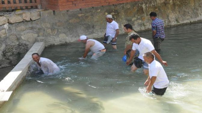 Denizlide çıplak elle balık avı yarışı