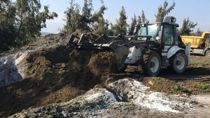 DEPREMDE TELEF OLAN HAYVANLAR HASTALIK RİSKİNE KARŞI GÖMÜLDÜ