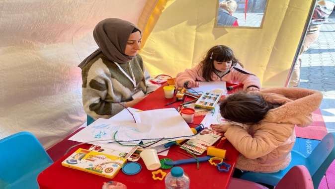 Depremi yaşayan çocuklar için ‘’oyun en iyi ilaçtır’’