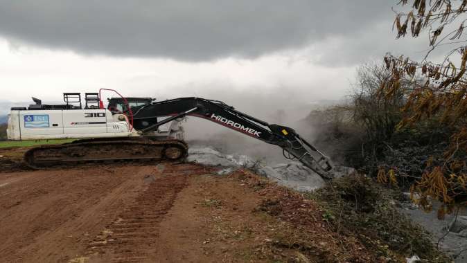 Dere kenarından 100 ton atık toplandı