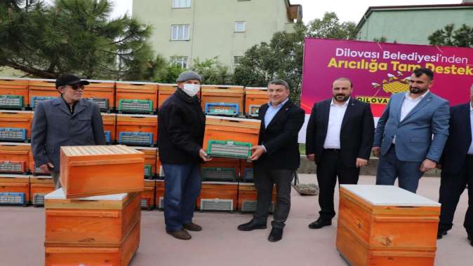 Dilovası Belediye Başkanı Hamza Şayir’in geçtiğimiz yıl başlattığı ‘arıcılara kovan desteği’ sonrası ilk hasat alındı.