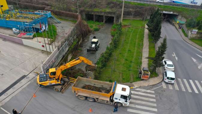 Dilovası Eynerce Deresi’nde dere temizleniyor