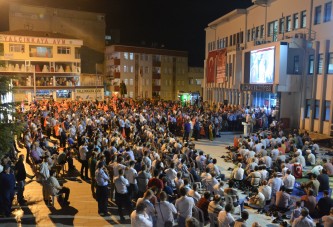 Dilovası halkının demokrasi nöbetine Savcı Sayan Katıldı