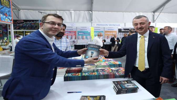 Duayen gazetecilerden Kitap Fuarına tam not