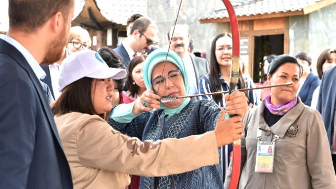 Emine Erdoğan, Kazakistanda Ok Attı