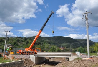 Eşme Maden Deresi Köprüsü’nün kirişleri yerleştirildi