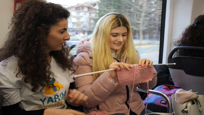 Farkındalık için tramvayda örgü ördüler