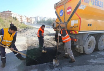 Fen İşleri yolları onarıyor