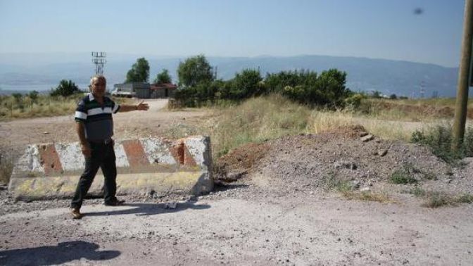 Freni boşalan halk otobüsü bariyerlere çarptı