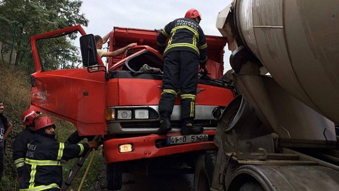 Freni patlayan kamyonet miksere çarptı!