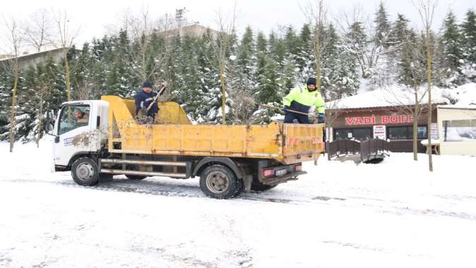 Gebze bölgesindeki parkların otoparkları kardan temizleniyor