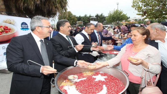 Gebze’de Ay Yıldızlı Aşure Dağıttılar