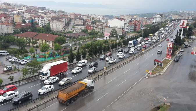 Gebzede sağanak oldu, E-5 durdu