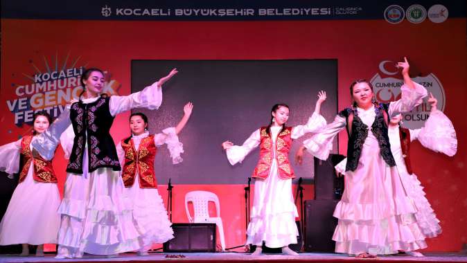 Gençlik Festivalinde Kardeşlik Halayı