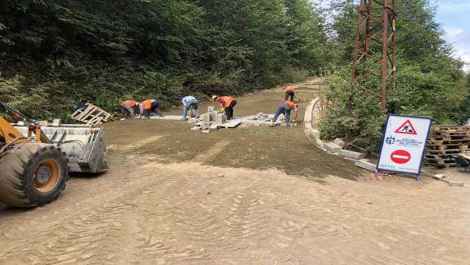 Gölcük Nüzhetiye - Sakarbıçkı arasına parke yol yapılıyor