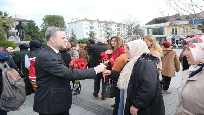 GÖLCÜK’TE KADINLAR GÜNÜ TÖRENLE KUTLANDI