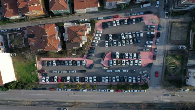 Gölcük’te yapılan otoparktan vatandaş çok memnun