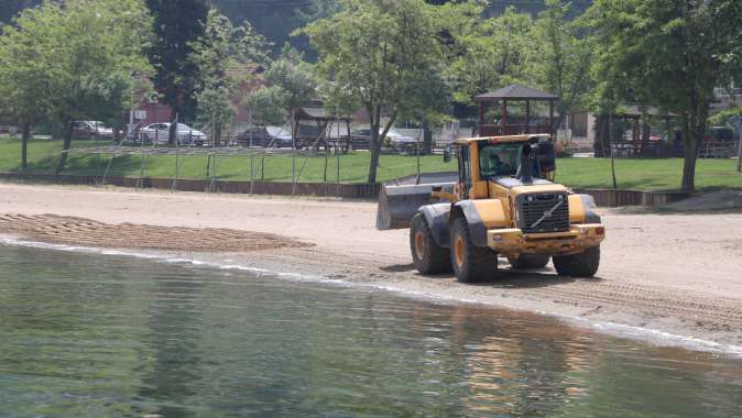 Gölcük ve Karamürselde plajlara kum seriliyor