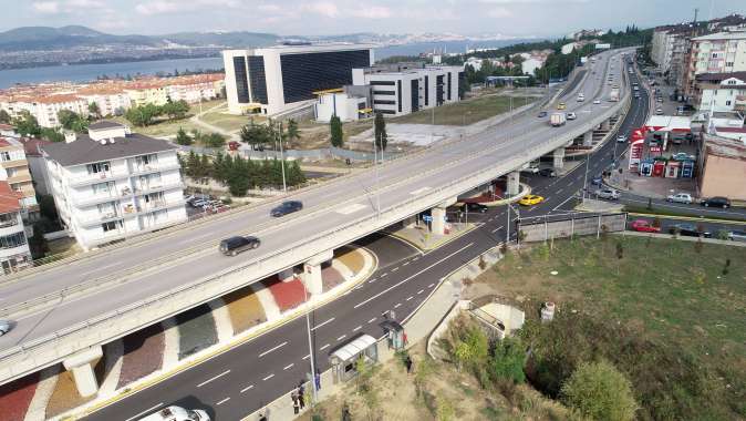 Gölcük Yüzbaşılar Köprülü kavşağı yan yollarında yol çizgileri çekildi