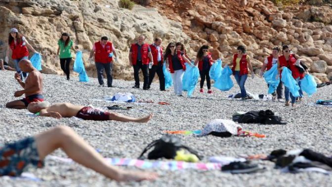 Gönüllüler Konyaaltı sahilinde temizlik yaptı