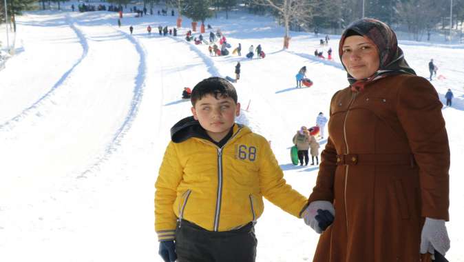 Görme engelli öğrenciler karın keyfini çıkardı