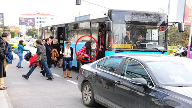 Güzel Oyuncu Asena Tuğal, Otobüse Binerken Görüntülendi