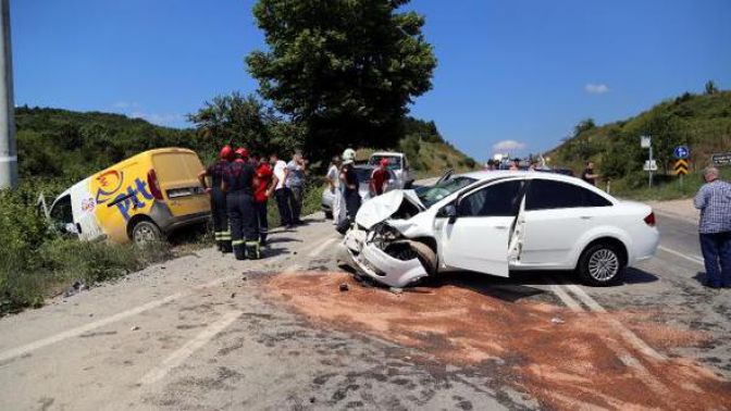 Hafif ticari araç ile otomobil çarpıştı: 3 yaralı