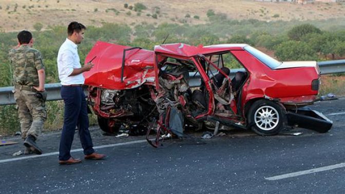 İki araç kafa kafaya çarpıştı: 2 ölü, 6 yaralı