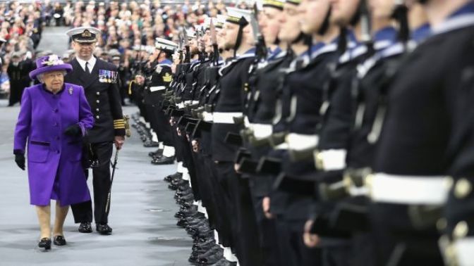 İngilterenin yeni uçak gemisi su alıyor