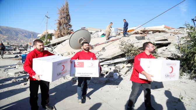 Iraktaki deprem bölgesine ilk yardım Türk Kızılayından