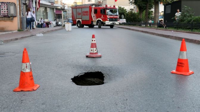 İstanbul Fatihte yol çöktü, cadde trafiğe kapatıldı