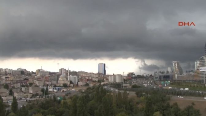 İstanbula gelen yağmur bulutları havayı kararttı