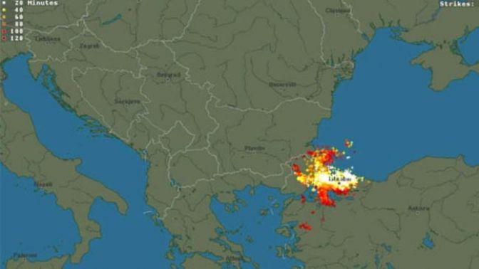 İstanbulda 2 saatte 6 bin 726 şimşek çaktı!