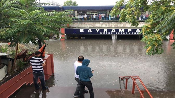 İstanbulda metro istasyonlarını su bastı