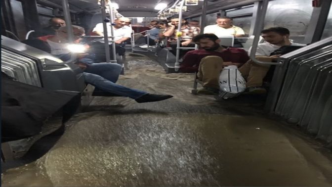 İstanbulda metrobüsleri su bastı