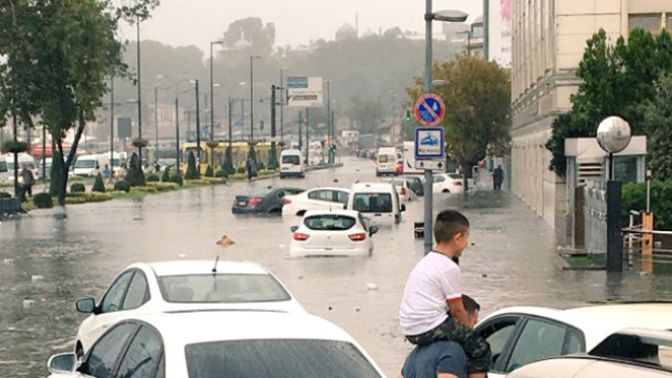 İstanbulda Sağanak Yağış Başladı, Eminönü ve Beşiktaşta Denizle Kara Birleşti