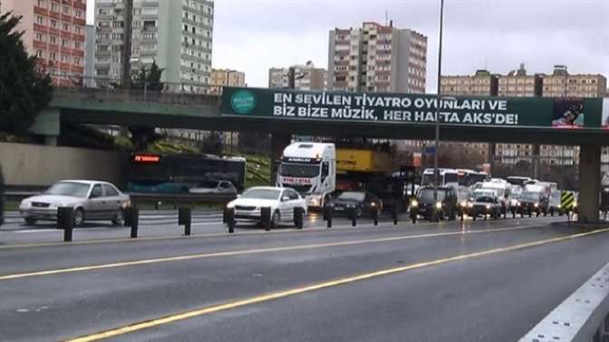 İstanbulda TIR üst geçide takıldı! Trafik felç...