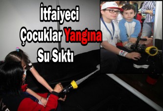 İtfaiyeci çocuklar yangına su sıktı