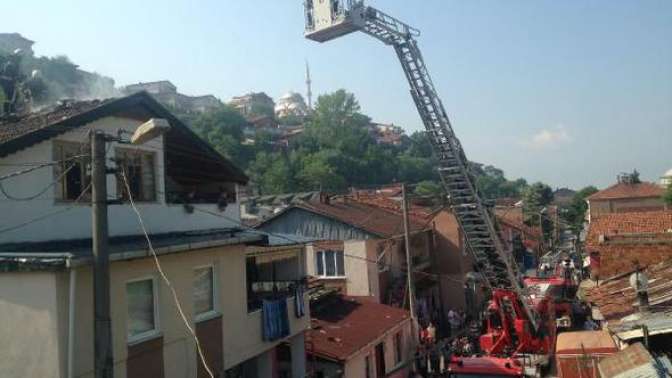 İzmitte çatı yangını korkuttu